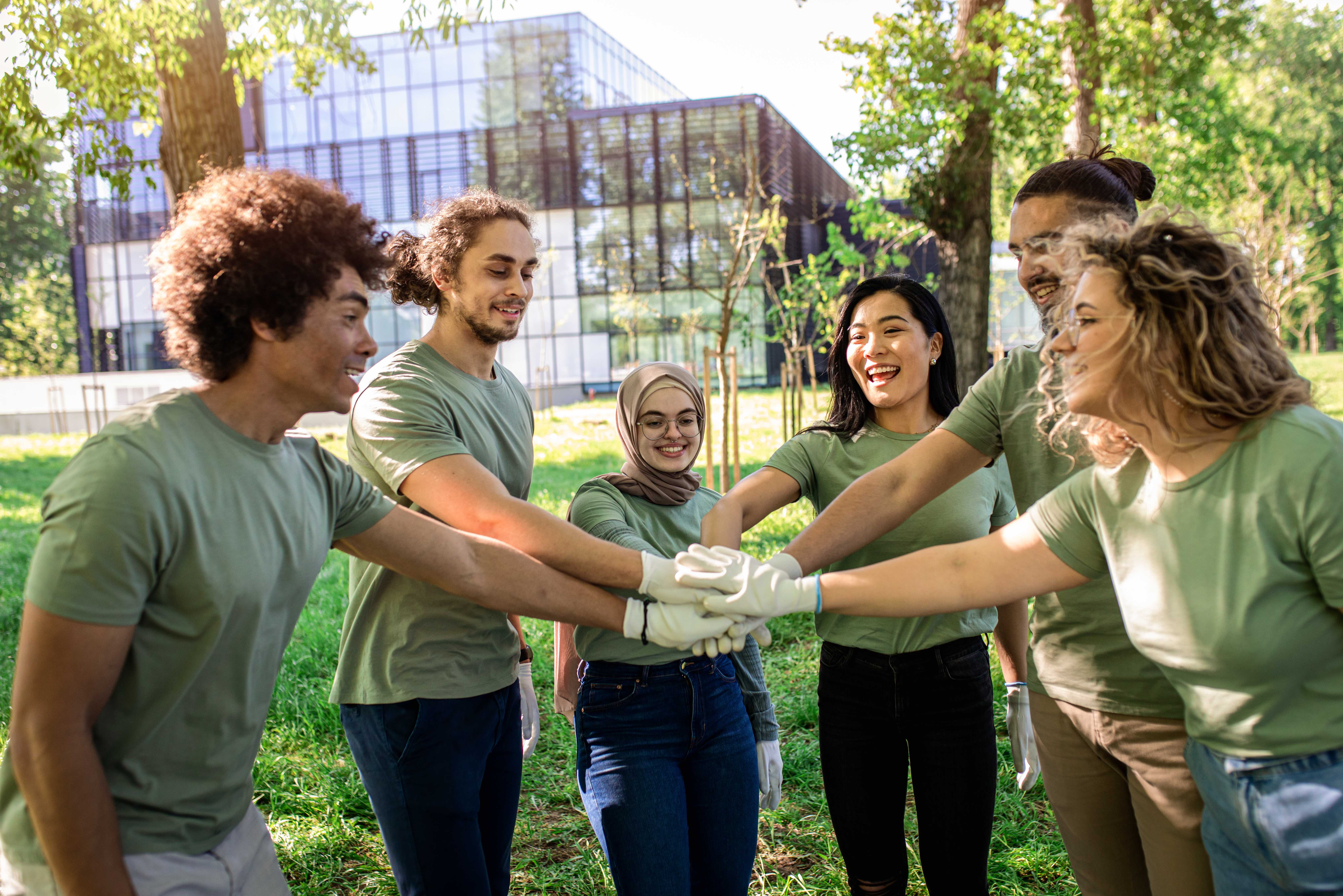 Pessoas participando de ação social comunitária